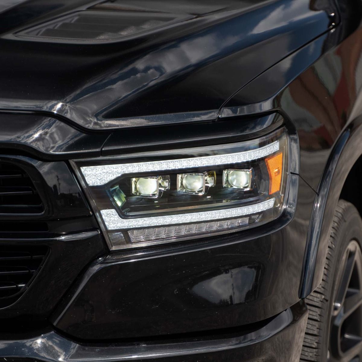 Faros delanteros LED secuenciales con proyector Ram 1500 2019+ (par)