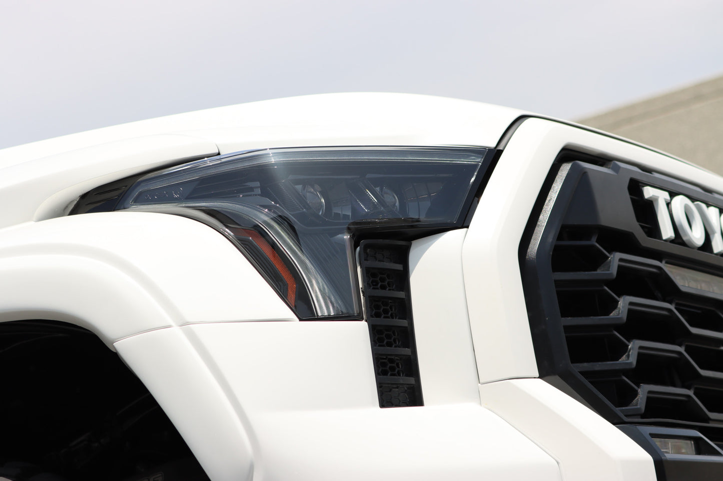 Faros LED Alpharex Luxx: Toyota Tundra/Sequoia (22+)