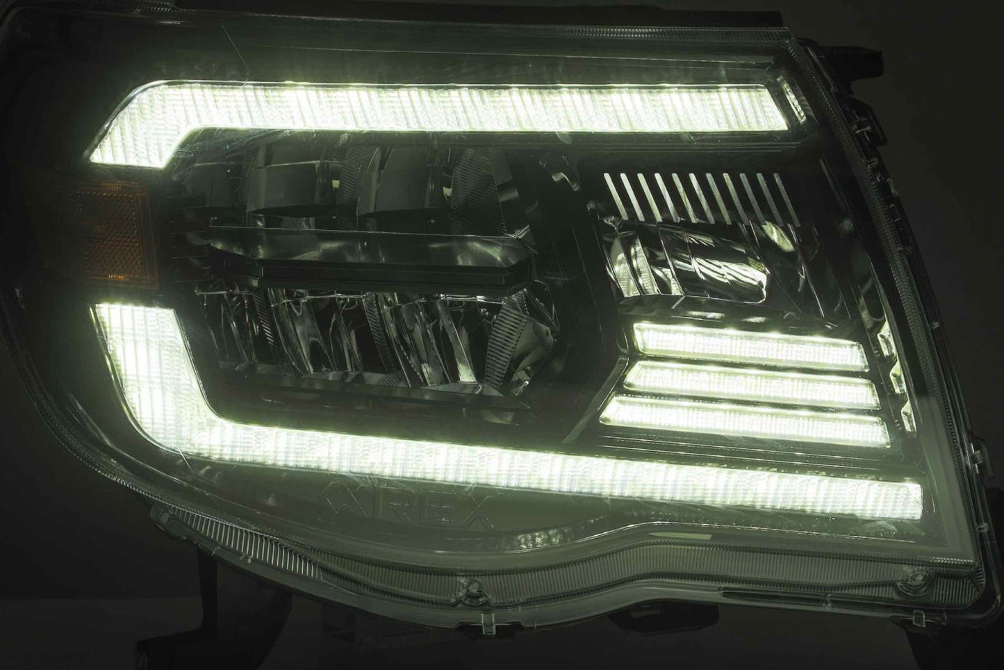 Faros delanteros LED ARex Luxx: Toyota Tacoma (05-11) - Cromados (reflector/juego)
