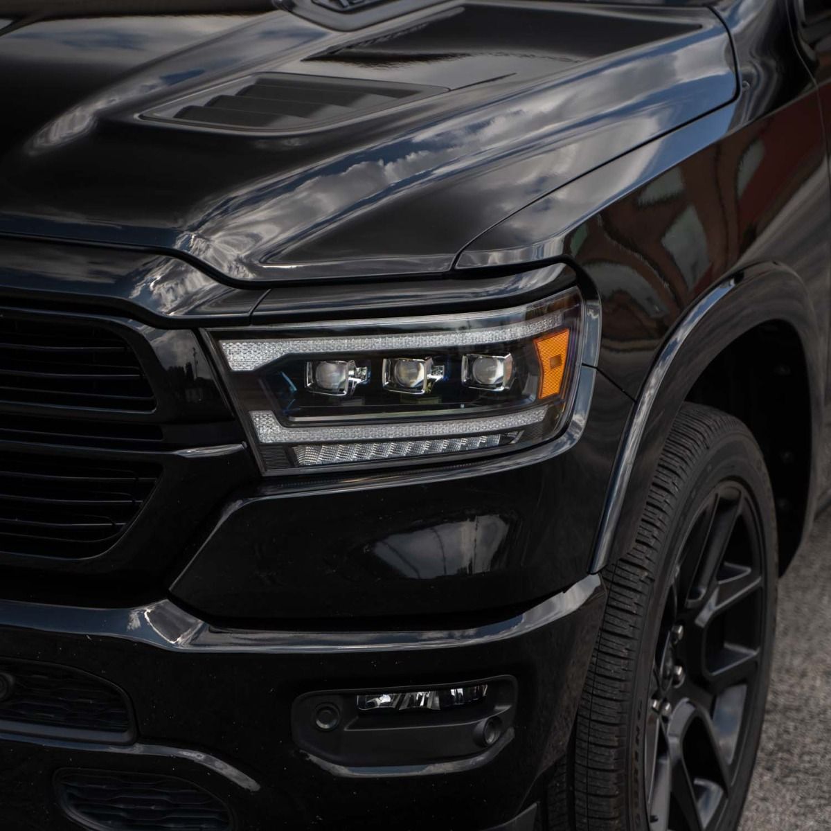 Faros delanteros LED secuenciales con proyector Ram 1500 2019+ (par) 