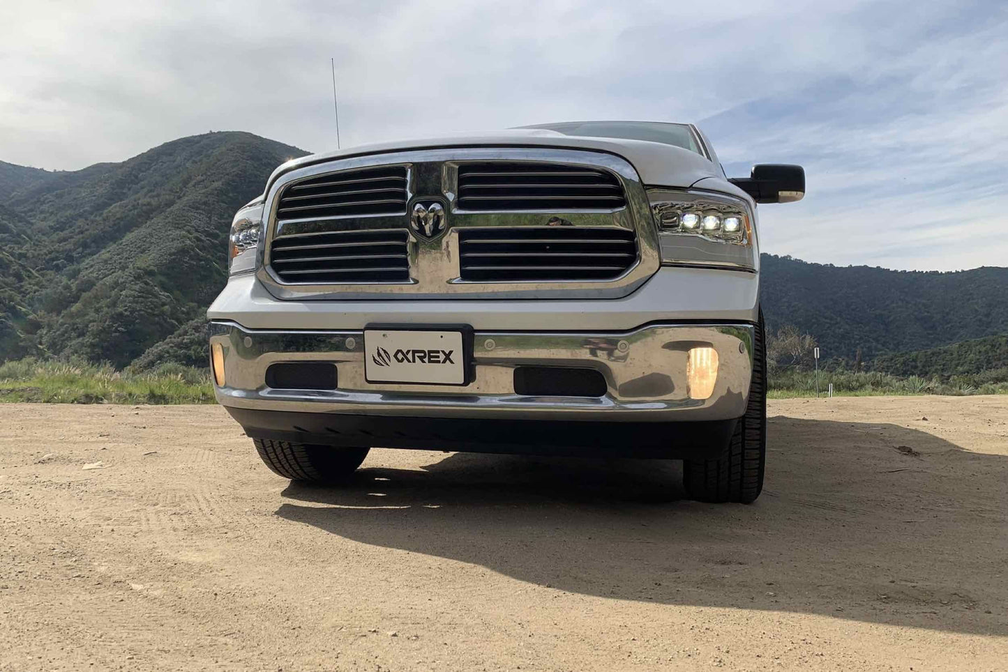 Adaptador: Dodge Ram (09-18) para camionetas con faros delanteros de proyector OEM (juego)