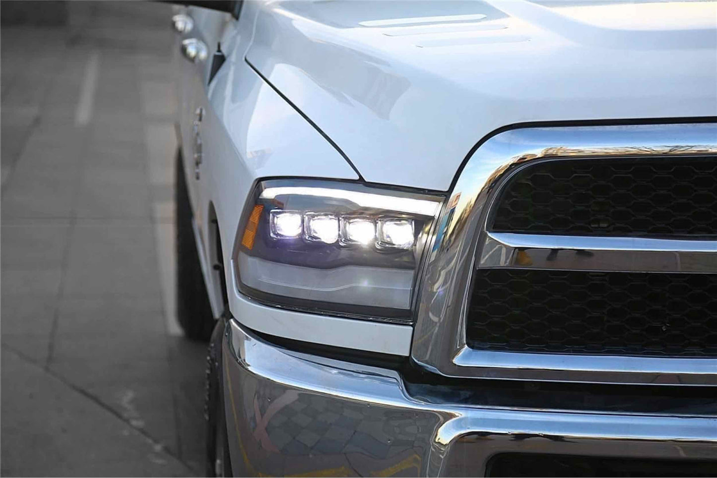 Adaptador: Dodge Ram (09-18) para camionetas con faros delanteros de proyector OEM (juego)