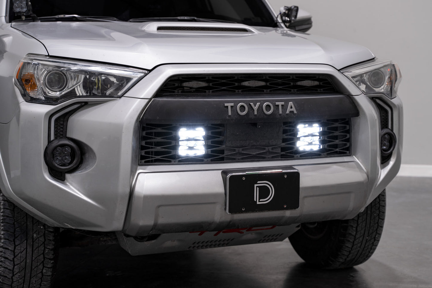 SS5 Stealth-Kühlergrill, LED-2-Pod-Kit für 2014–2023 Toyota 4Runner, Sport White Combo Diode Dynamics